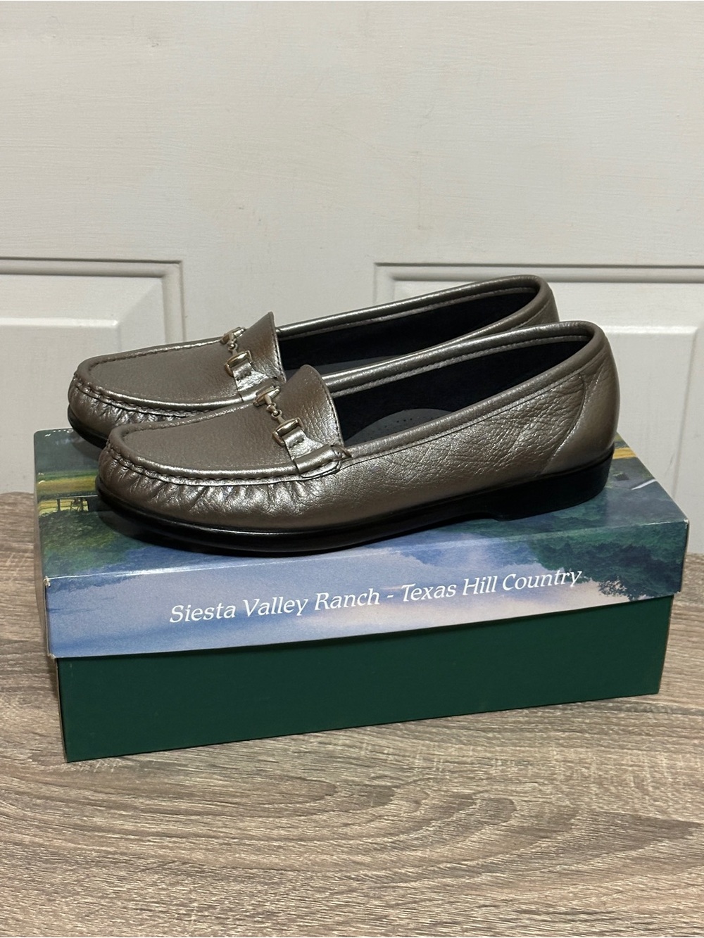 SAS Metro Shoes Women's Sz 8.5N Loafers Pewter Silver Comfort Leather Horse Bit